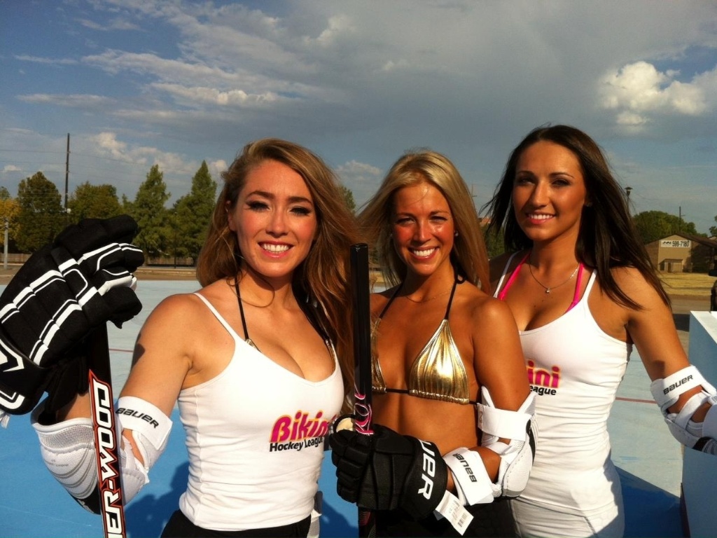 Lindas garotas exibem seus biquínis na BHL (Bikini Hockey League) - Divulgação