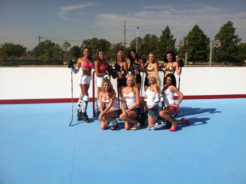 Lindas garotas exibem seus biquínis na BHL (Bikini Hockey League) - Divulgação