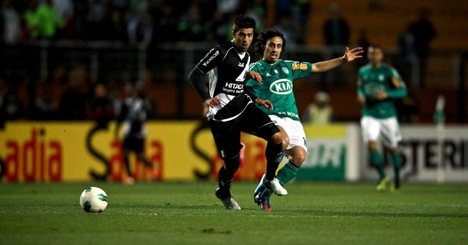 Meia Valdivia, do Palmeiras, disputa a bola com jogador da Ponte Preta
