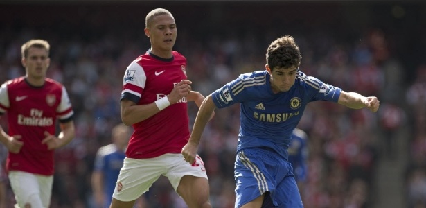 O meia Oscar, do Chelsea, tenta a jogada no clássico contra o Arsenal pelo Inglês - AFP PHOTO/ADRIAN DENNIS