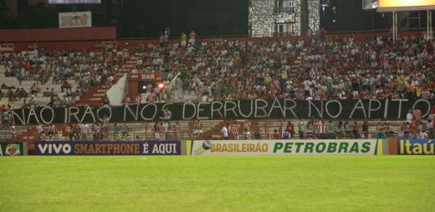 Torcida do Náutico leva faixa de protesto aos Aflitos e provocou atraso no início do jogo - OTÁVIO DE SOUZA/FUTURA PRESS/AE