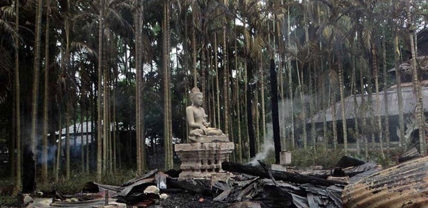 Estátua de Buda foi o que sobrou de templo budista incendiado na cidade de Ramu, em Bangladesh