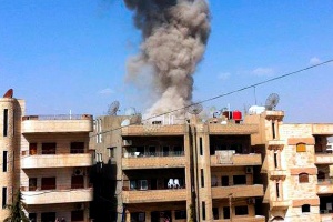 Nuvem de fumaça cobre prédio na Síria após explosão de carro-bomba