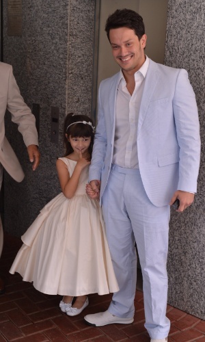 Carlos Henrique chega com a filha em sua festa de casamento com a atriz Emanuelle Araújo, no Rio (30/9/12)