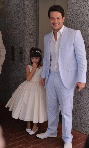 Carlos Henrique chega com a filha em sua festa de casamento com a atriz Emanuelle Araújo, no Rio (30/9/12)