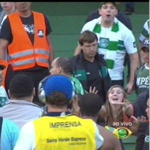 Fã pede camisa de Lucas, do São Paulo, no Couto Pereira; torcedora sofreu ataque na arquibancada - Reprodução TV Bandeirantes