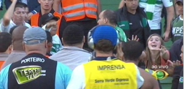 Fã pede camisa do meia Lucas, do São Paulo, no estádio Couto Pereira - Reprodução TV Bandeirantes