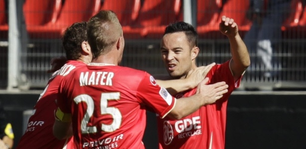 Jogadores Valenciennes comemoram gol contra o Olympique de Marselha - REUTERS/Pascal Rossignol 