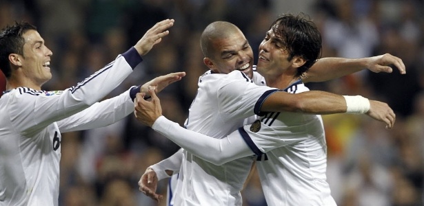 Ronaldo (esq), autor de três gols, comemora gol de Pepe com Kaká - J.J. Guillén/EFE