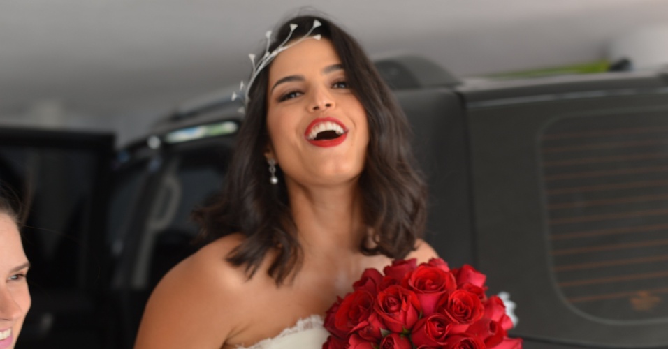 Vestida de noiva, a atriz Emanuelle Araújo chega no seu casamento no Rio de Janeiro (30/9/12)