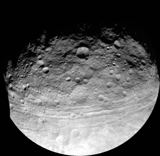 01.out.2012 - Sonda Dawn, que está há cinco anos no espaço, faz registro do asteroide Vesta. Com 530 quilômetros de diâmetro, o gigante é o segundo maior corpo celeste no cinturão de asteroides entre os planetas Marte e Júpiter 