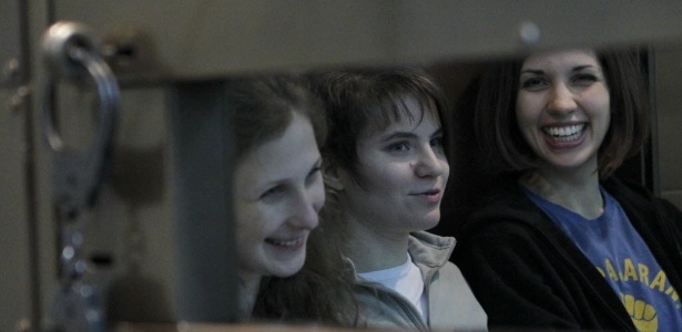 Membros da banda punk russa Pussy Riot Maria Alyokhina, Yekaterina Samutsevich e Nadezhda Tolokonnikova participam de audiência em Moscou, na Rússia (1/10/12)   - Maxim Shemetov/Reuters