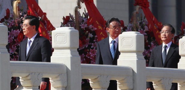 Presidente chinês, Hu Jintao (à esquerda), é seguido pelo líder do Congresso Wu Bangguo e pelo premiê Wen Jiabao em cerimônia do Dia Nacional da China nesta segunda-feira (1º) - Reuters