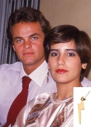 Água Viva - 1980 - Sandra, personagem vivida por Glória Pires, fez com todas as mulheres desejassem um brinco de raio dourado que ela usava na trama. O brinco era um dos vários modelos usados pela personagem, que aparecia com um de tamanho menor numa orelha e um comprido na outra. Hábito que também passou a ser copiado pelas mulheres na época. - Divulgação/Vírgula