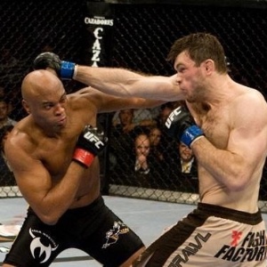 Anderson Silva acerta Forrest Griffin no combate pela categoria meio-pesado, no UFC 101 - UFC/Divulgação