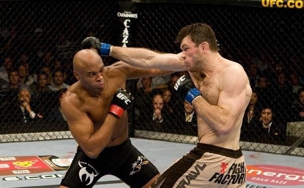 Anderson Silva acerta Forrest Griffin no combate pela categoria meio-pesado, no UFC 101 - UFC/Divulgação