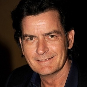 Charlie Sheen doa US$ 12 mil à família de fotógrafo que morreu atropelado ao tentar registrar carro de Justin Bieber