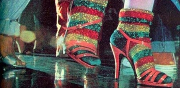 Dancin' Days - 1978 - Em 1978, enquanto a disco music ainda estava em alta e “As Fernéticas” faziam a cabeça dos amantes da música, a novela Dancin’ Days estava no ar. A trama protagonizada por Sônia Braga, na pele da ex-presidiária Julia Matos, lançou uma série de modismos. O maior deles foi a sandália de salto alto usada com meias coloridas de lurex. Peles de onça, calças de cetim, lamês e tecidos prateados semelhantes aos que a protagonista usava na novela também fizeram grande sucesso. - Divulgação/Vírgula