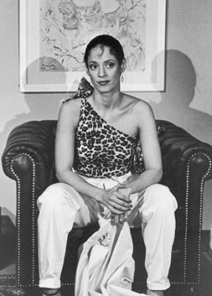 Dancin Days - 1978 - Mais uma moda lançada pela novela foi o penteado molhado, com gel e coque, finalizado com “pega rapaz” (os fiozinhos soltos na testa que não chegam a ser uma franja) muito usado pela personagem de Sônia Braga na trama dirigida por Gilberto Braga. - Divulgação/Vírgula