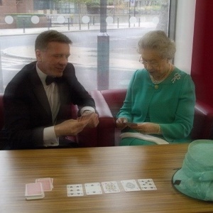 O ator Daniel Craig joga cartas ao lado da Rainha da Inglaterra