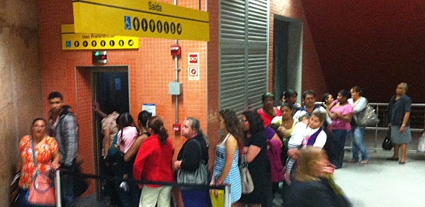 Fila do elevador preferencial na linha amarela do Metrô de São Paulo nesta segunda (1º) - Fernando Donasci/UOL