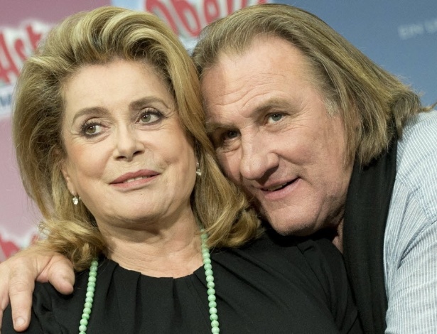 1º.out.2012 - Gérard Depardieu abraça Catherine Deneuve durante exibição de "Asterix & Obelix" para a imprensa em Berlim - Michael Gottschalk/AP