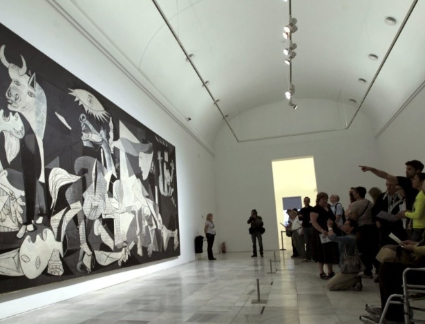 Grupo de visitantes contempla a obra "Guernica", de Picasso, no museu Rainha Sofia, em Madri (1/10/12) - EFE
