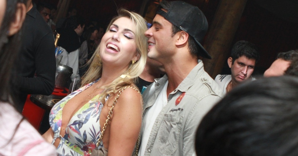 Gustavo Salyer aproveitou festa em casa noturna no Rio sem a namorada Nicole Bahls (30/9/12)