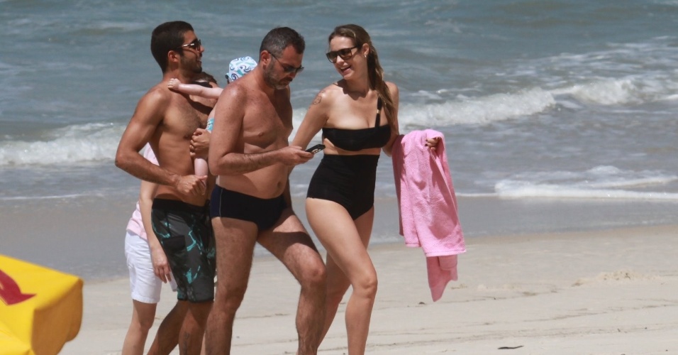 Luana Piovani e o marido, o surfista Pedro Scooby, levaram o filho Dom à praia, na zona oeste do Rio (1/10/12) A atriz está no elenco da novela "Guerra dos Sexos" que estreia nesta segunda