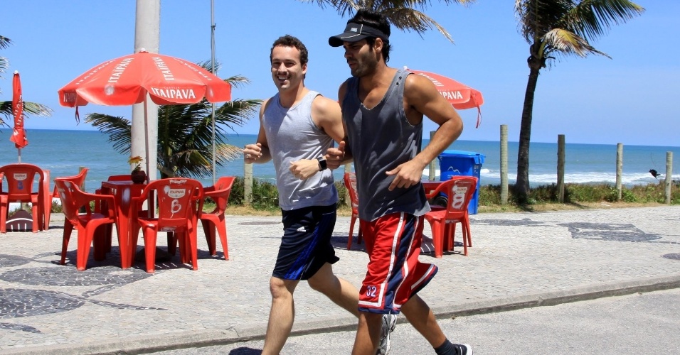 O ator Rodrigo Andrade se exercitou pela orla da praia da Barra da Tijuca, zona oeste do Rio (1/10/12)