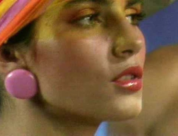 Sol de Verão - 1982 - A abertura da novela antecipou a moda dos acessórios de plástico que foram usados em toda a década de 80. Cores fluorescentes, biquíni asa delta, viseira colorida, relógio com calculadora da Casio e pulseiras e brincos coloridos estavam presentes na abertura da trama. - Reprodução/V[irgula