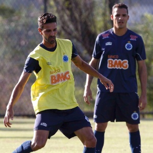 Leandro Guerreiro atuou como zagueiro nas vitórias do Cruzeiro sobre o Bahia e o Fluminense - Washington Alves/Vipcomm