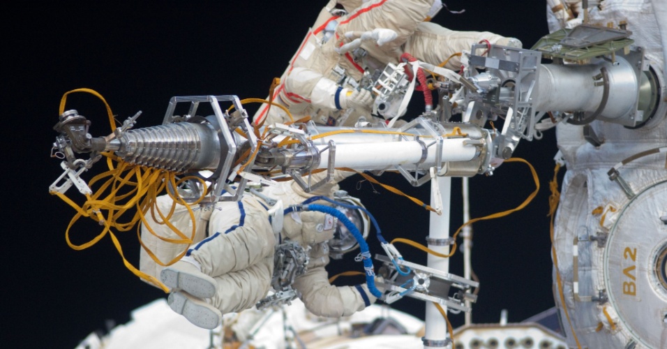 02.out.2012 - Cosmonautas russos fazem reparos na Estação Espacial Internacional, complexo orbital que receberá dupla de astronautas para missão de 1 ano em 2015. Se a expedição der certo, é possível que o país estenda a duração das missões na ISS, que atualmente são de seis meses