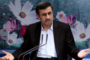  O presidente iraniano, Mahmoud Ahmadinejad, participa de coletiva de imprensa em Teerã, no Irã. Imagem de 2/10/2012