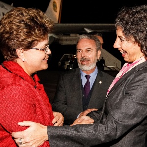A presidente Dilma Rousseff chega na madrugada desta terça-feira (2), em Lima, no Peru. Dilma passa o dia na capital peruana, onde participa da 3ª Cúpula de Chefes de Estado e de Governo América do Sul?Países Árabes (Aspa). É o primeiro encontro entre líderes das duas regiões desde o início da chamada Primavera Árabe - Divulgação