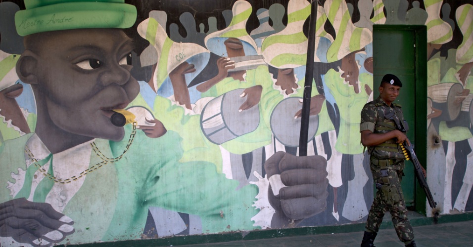 2.out.2012 - Soldado do Exército guarda a entrada de uma escola de samba na favela de Vila Vintém, no Rio, durante as operações de segurança para as eleições municipais. Cerca de 3.000 profissionais das Forças Armadas foram designados para áreas de risco