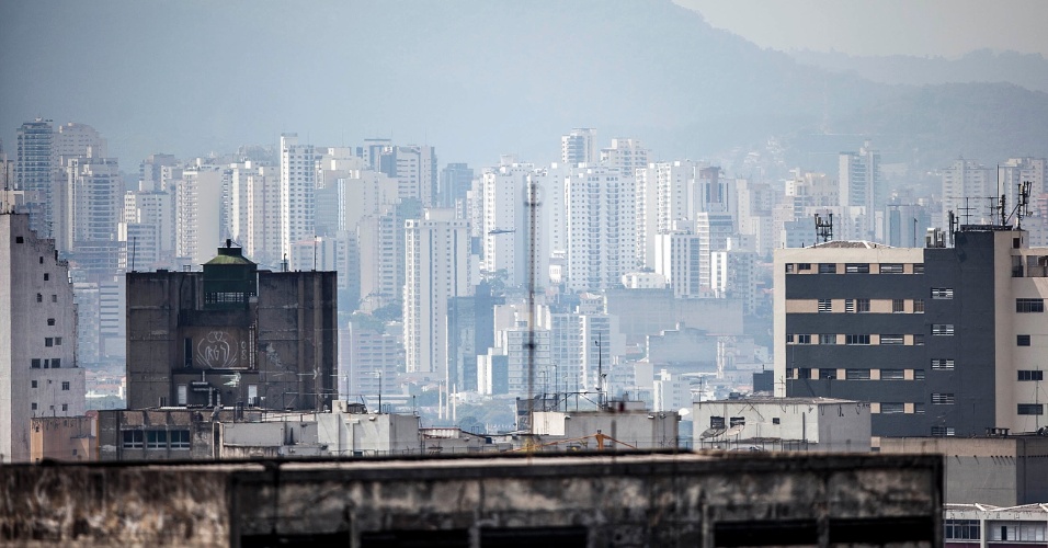 2.out.2012 - Zona norte de São Paulo, vista do vale do Anhangabaú, centro da cidade, em dia de calor e tempo seco. Às 16h00 de terça-feira (2), o CGE registrava 29°C e 45% de umidade relativa do ar