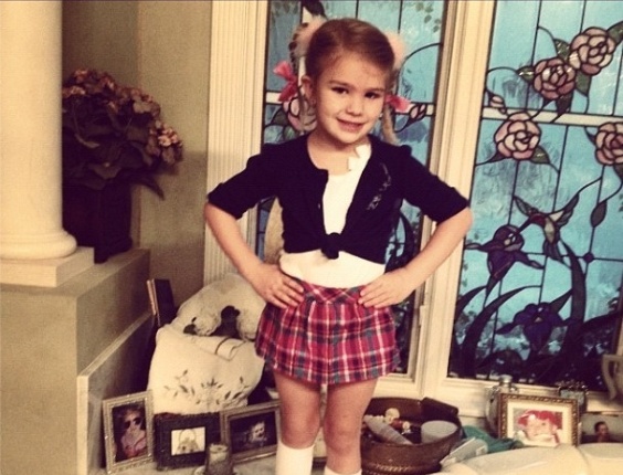 A sobrinha de Britney Spears se vestiu como a tia no clipe da música "Baby One More Time" para ir ao dia das celebridades em sua escola. A foto doi postada por Jamie Lynn Spears, mãe da menina, em sua conta no Twitter (2/10/12)