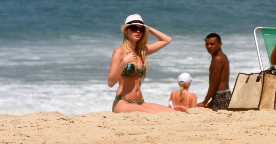 Acompanhada de uma amiga, a modelo Bárbara Evans curtiu a praia de Ipanema, zona sul do Rio (2/10/12)