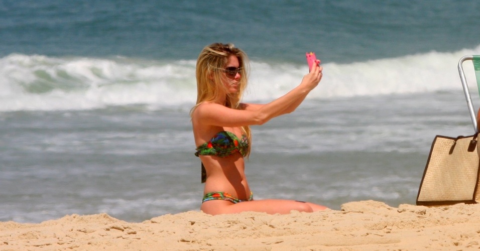 Acompanhada de uma amiga, a modelo Bárbara Evans curtiu a praia de Ipanema, zona sul do Rio (2/10/12)