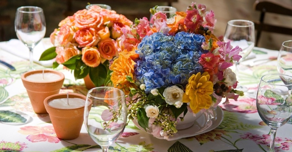 Arranjo de mesa com dálias, beladonas, goivos e hortênsias. Decoração feita designer floral Lucia Milan (www.luciamilan.com)
