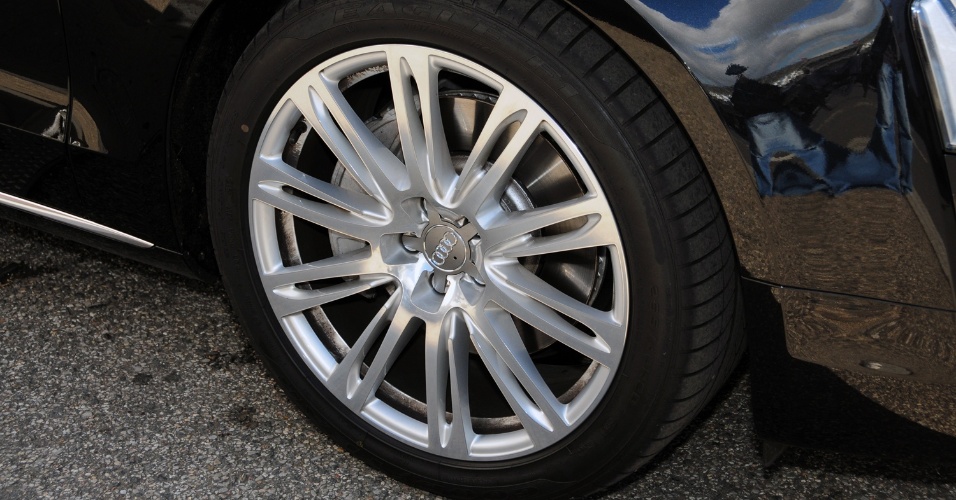 Audi A8L - 265/40 R20 - Murilo Góes/UOL