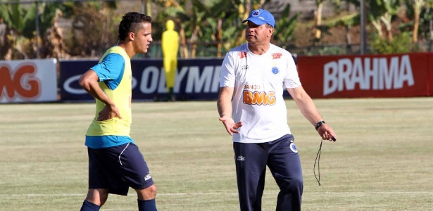 Técnico Celso Roth orienta o atacante Anselmo Ramon durante treino do Cruzeiro  - Denilton Dias/Vipcomm