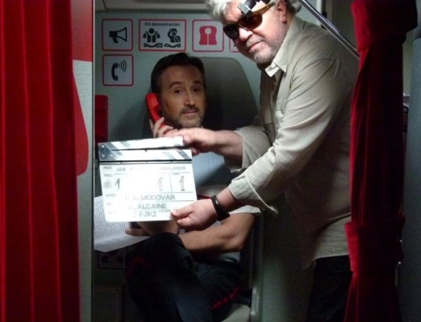 Diretor Pedro Almodóvar (dir.) e o ator Javier Cámara em foto dos bastidores do filme "Los Amantes Pasajeros" (2012) - Reprodução/www.eldeseo.es/