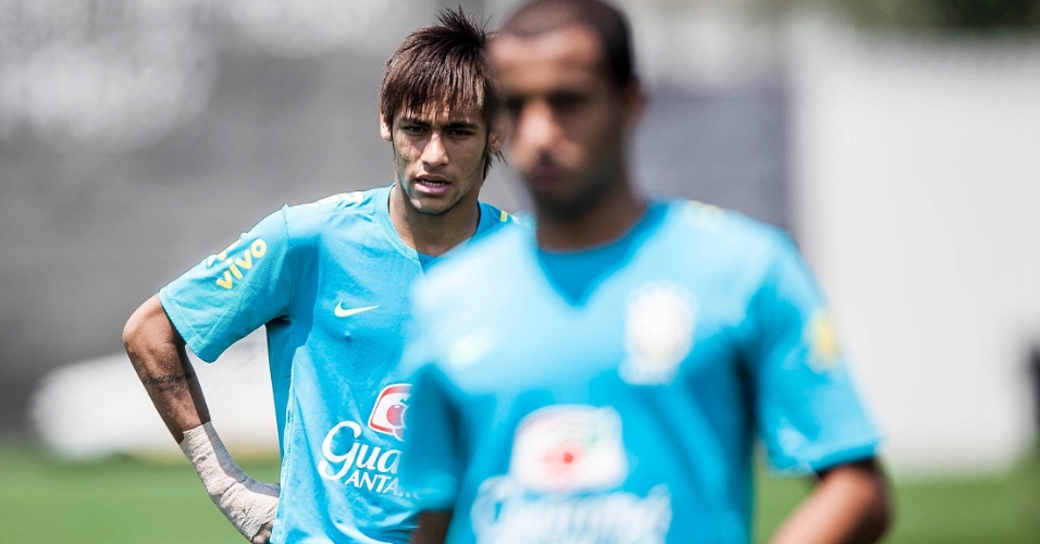 Durante o treino em SP, nesta terça-feira, Neymar observa Lucas 