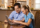Pais "terceirizam" educação e esperam que escola ensine filhos a usar a web, diz estudo - Thinkstock