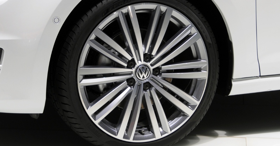 Golf GTI - 225/35 R19 - Murilo Góes/UOL