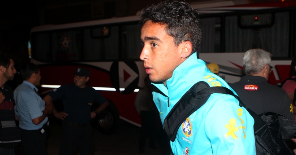 Jadson, meia do São Paulo, desembarca com a seleção brasileira em Resistencia, na Argentina