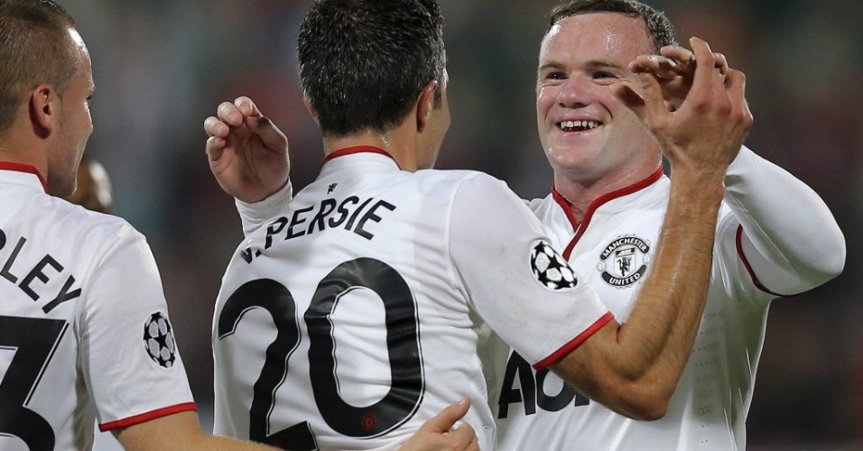 Jogadores do Manchester United comemoram o gol marcado por Robin van Persie contra o Cluj