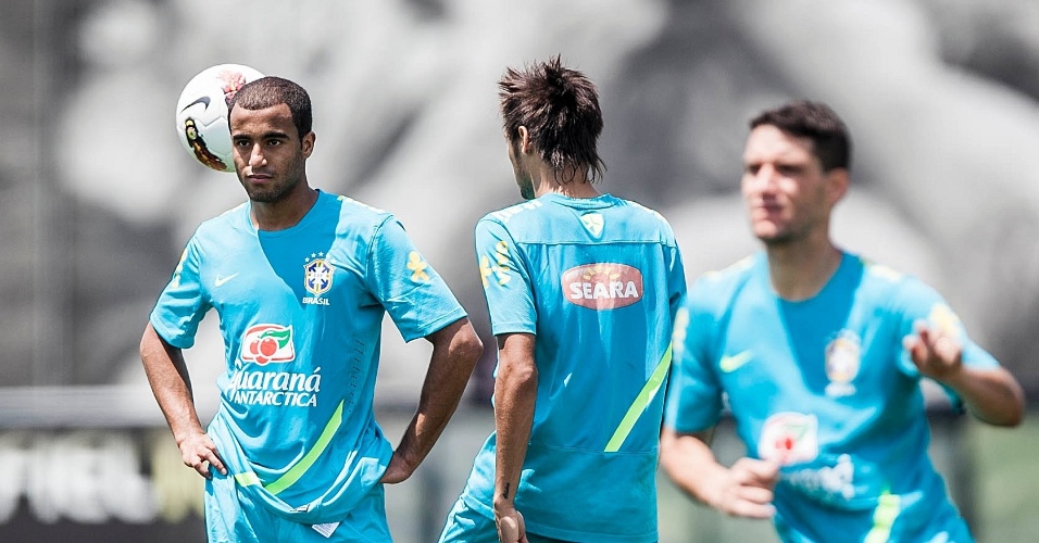 Lucas leva as mãos à cintura durante o treino da seleção brasileira em São Paulo